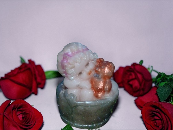 (image for) baby in een emmer met een teddybeer (eigen creatie)